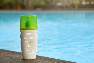 Havuz kenarında güneş kremi. Güneş koruma ürünü