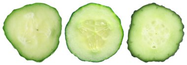 Taze salatalık. Üç dilim beyaz üzerine izole edilmiş.