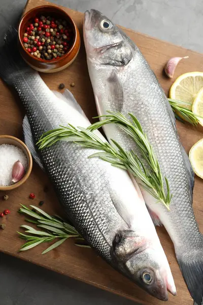 Gri masadaki baharatlı taze çiğ deniz kabuğu. Balık ve deniz ürünleri lezzetleri