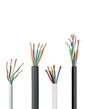 Beyaz üzerine izole edilmiş bakır telli kablolar.