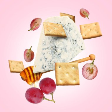 Peynir, üzüm, kraker ve bal pembe gradyan arkaplanda. Peynir tahtası için lezzetli mezeler