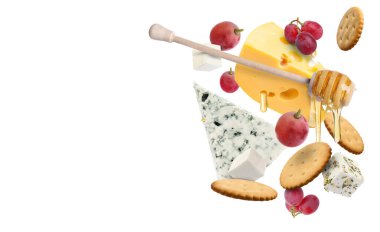 Peynir ürünleri beyaz arka planda havada. Farklı peynir, üzüm, kraker ve bal çeşitleri.