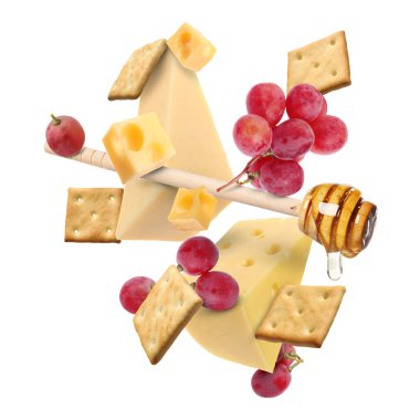 Peynir ürünleri beyaz arka planda havada. Farklı peynir, üzüm, kraker ve bal çeşitleri.