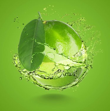 Taze kireç kesimi ve yeşil arka planda bir tutam içki.