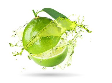 Taze kireç kesimi ve beyaz arka planda bir damla içki.