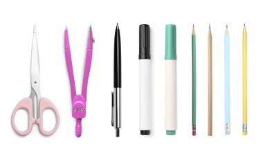 Kalemler ve diğer kırtasiyeler beyaz sette izole edilmiş. Üst görünüm