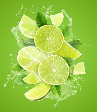 Yeşil arka planda taze limon ve su sıçratan bir içecek.