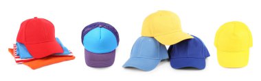 Beyazda izole edilmiş farklı renklerde beyzbol şapkaları, set