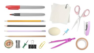 Kalemler, tıraş kağıtları ve beyaza izole edilmiş diğer kağıtlar, set. Üst görünüm