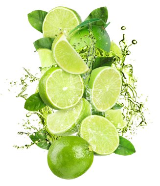 Taze limon ve su sıçratan içecekler beyaz arka planda