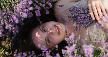 Dışarıda lavanta kokusu alan güzel genç bir kadın.