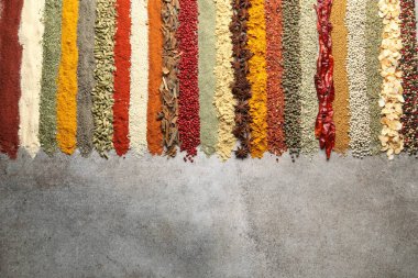 Gri masada bir sürü farklı baharat var. Metin için boşluk