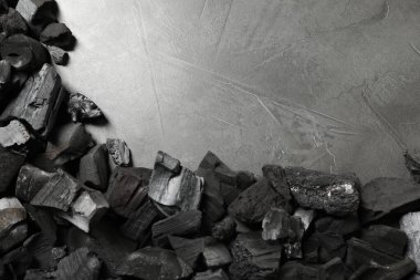 Siyah kömür parçaları gri masanın üzerinde, düz yatıyordu. Metin için boşluk
