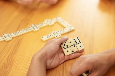 Tahta masada domino oynayan adam, yakın plan.