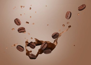 Kahverengi arkaplanda kahve çekirdekleri ve bir tutam içki.