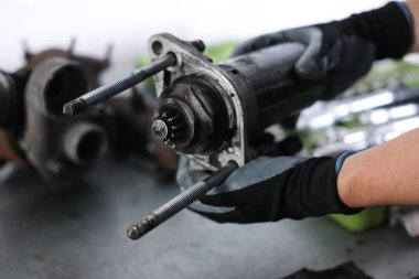 Otomobil parçası. Kapalı mekanda motoru çalıştıran profesyonel bir tamirci.