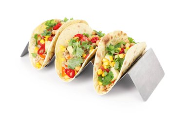 Beyaz bezelyeli, mısırlı ve kinoalı lezzetli vejetaryen tacolar.