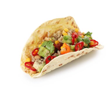 Beyaz bezelyeli, mısırlı ve kinoalı lezzetli vejetaryen taco.