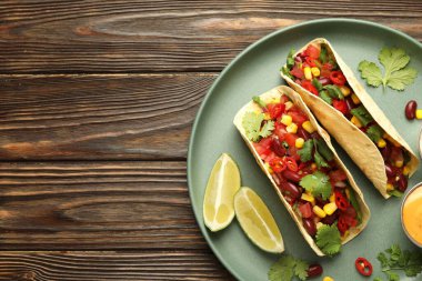 Tahta masada servis edilen lezzetli vejetaryen tacolar. Metin için boşluk