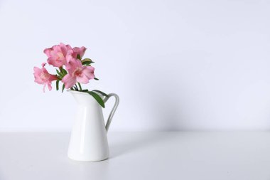 Beyaz masadaki vazoda güzel çiçekler, metin için boşluk