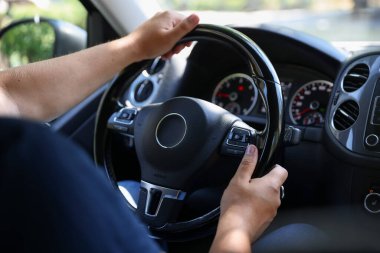 Direksiyonlu bir adam, yakın plan.