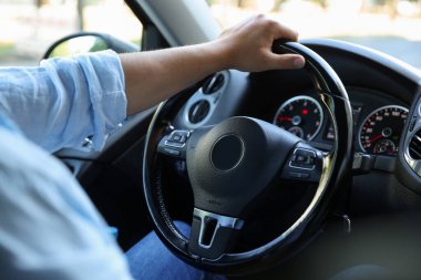 Direksiyonlu bir adam, yakın plan.