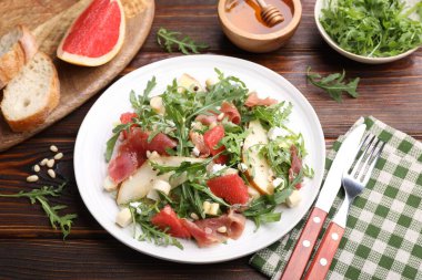 Lezzetli salata roka, prosciutto, peynir, armut, greyfurt ve fındık.