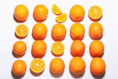 Beyaz arka planda taze olgun portakallar, düz uzanmış.