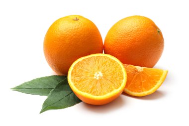 Tüm, kesilen portakallar ve yeşil yapraklar beyaz üzerine izole edilmiş.