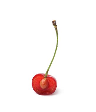 Olgun kırmızı kirazların yarısı beyaza izole edilmiş.