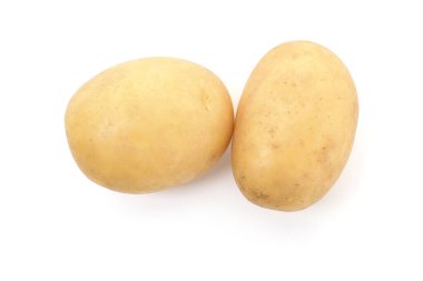 Taze çiğ patatesler beyaza izole edilmiş, üst manzara.