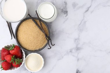Panna cotta için farklı malzemeler. Süt, şeker, vanilya ve çilek beyaz mermer masa, düz. Metin için boşluk