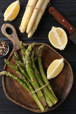 Farklı çiğ kuşkonmaz mızrakları, baharatlar ve bıçak...