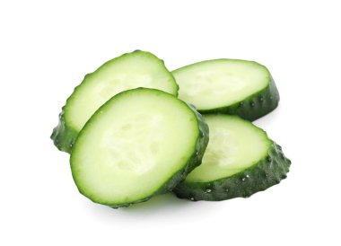 beyaz izole taze salatalık dilimleri