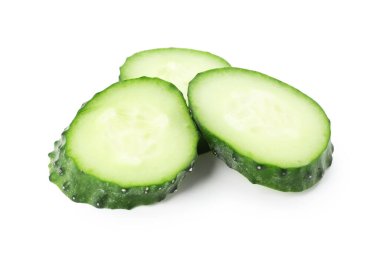 beyaz izole taze salatalık dilimleri