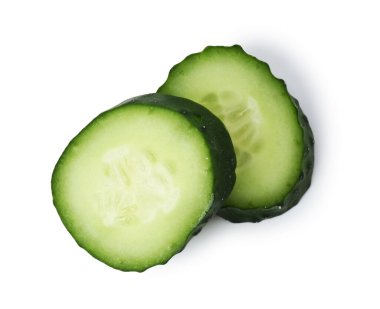 Taze salatalık dilimleri beyaza izole edilmiş.