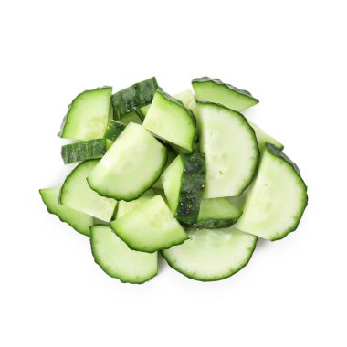 Taze salatalık dilimleri beyaza izole edilmiş.