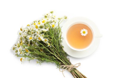 Bardakta Aromatik çay ve beyaz papatya çiçekleri, üst manzara