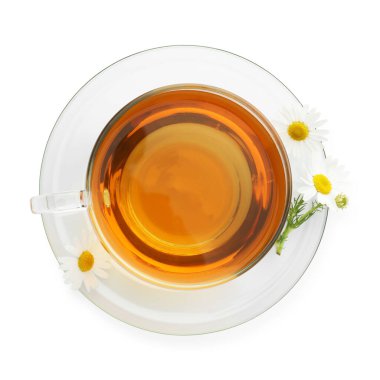 Cam bardakta Aromatik çay ve beyaz renkte izole papatya çiçekleri.