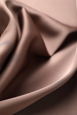 Arkaplan olarak buruşuk açık kahverengi ipek kumaş, yakın plan