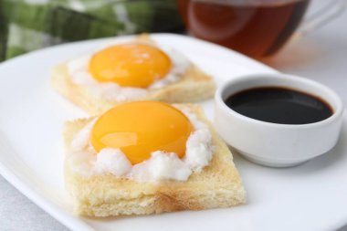 Lezzetli kaya tostları ve yarım haşlanmış yumurtalar, yakın plan. Geleneksel Asya kahvaltısı