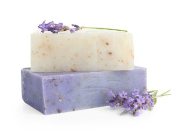 Sabun barları ve lavanta çiçekleri beyaza izole edilmiş.