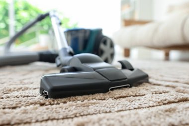 Bir elektrikli süpürge içeride, yakın plan.