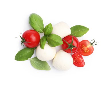 Lezzetli mozzarella peynirli toplar, domates ve fesleğen beyaza izole edilmiş.