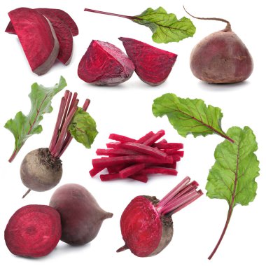 Taze pancarlar ve yeşil yapraklar beyaz üzerine izole edilmiş.