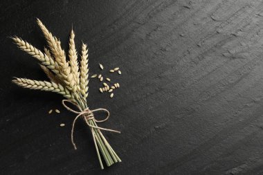 Siyah masada bir sürü buğday ve tahıl var. Metin için boşluk