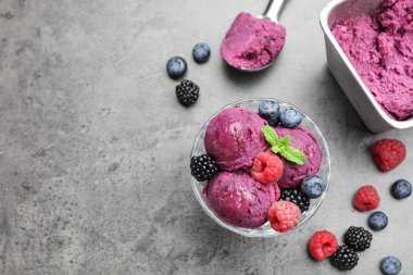 Taze böğürtlenli lezzetli şerbet ve gri desenli masada nane şekeri. Metin için boşluk