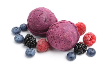 Beyaza izole edilmiş taze böğürtlenli lezzetli şerbet.