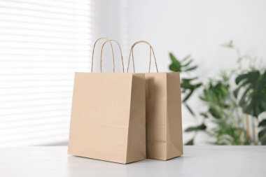 Kraft kese kağıtları açık mermer masa içinde.