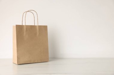 Açık mermer masa içerisindeki Kraft kağıt torbası. Metin için boşluk